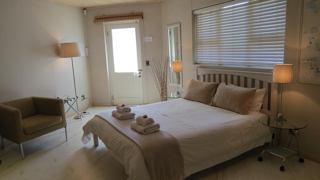 Kasa Nama Hotel Edgemead Room photo