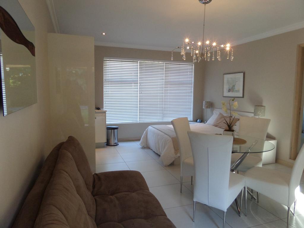Kasa Nama Hotel Edgemead Room photo