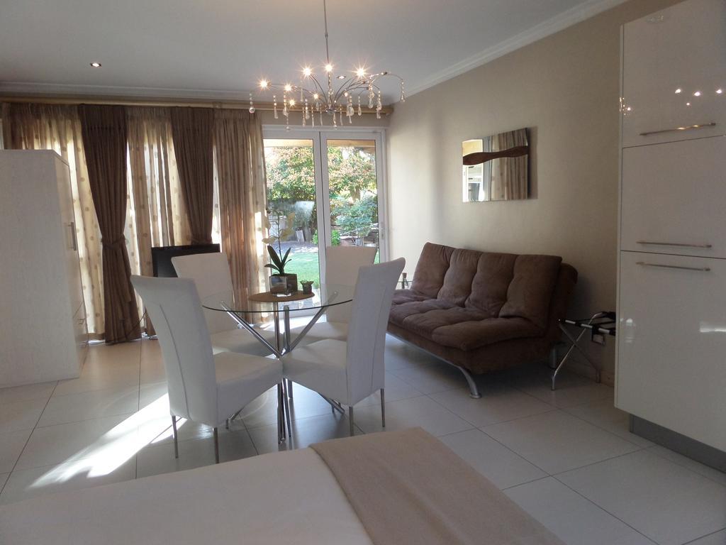 Kasa Nama Hotel Edgemead Room photo